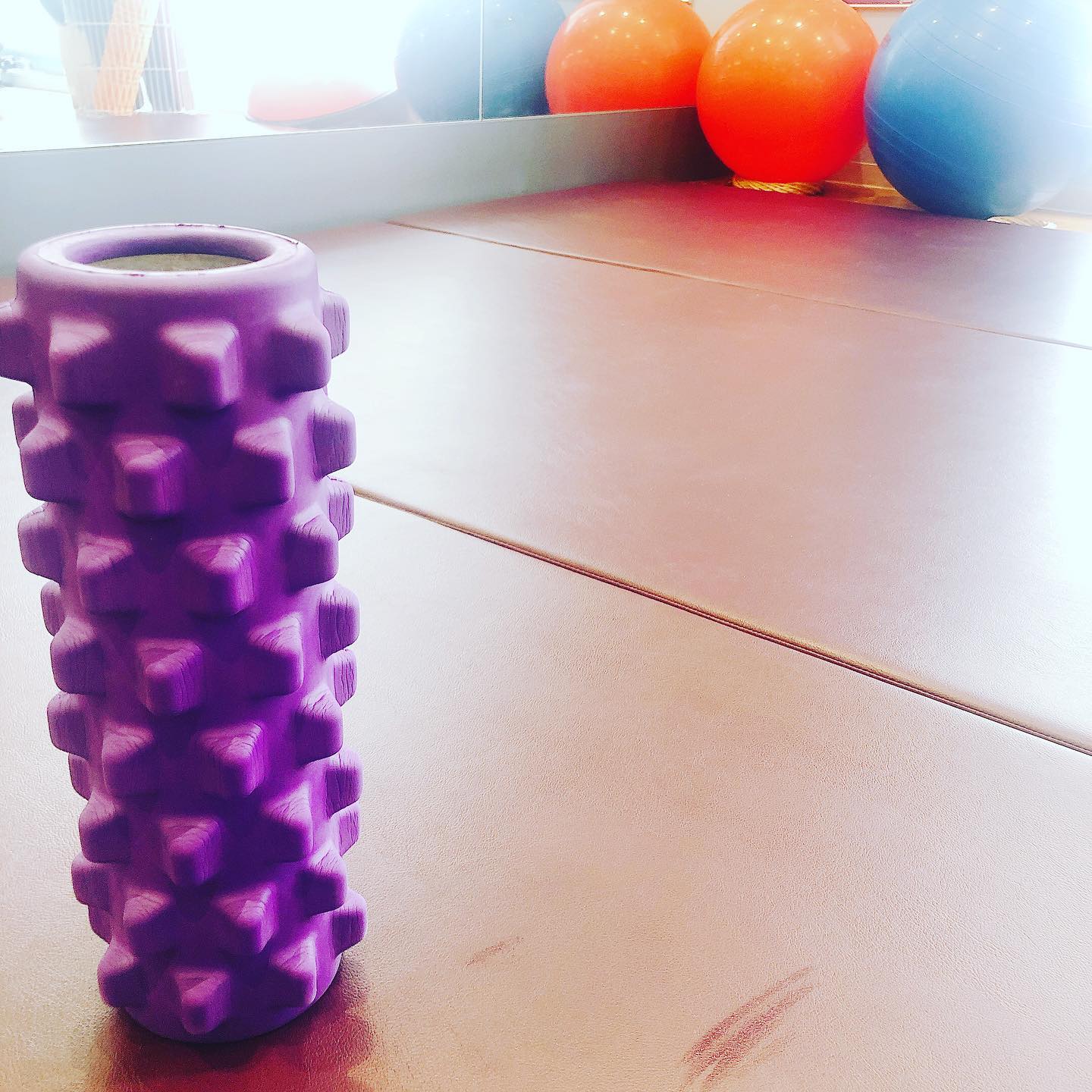 ..ウォーキングしたあとストレッチ。身体が硬いし自重をかけても柔らかくならない。足首や手首肘関節はそんなに強くないから自重を支えて痛めてしまうのが怖いので#ヨガとかピラティス のポーズが無理なのがたくさんある。からやらない。手指関節が痛むとマッサージもできないのでこういうのがあると本当に楽ちん。足先から肩周りまでこれでほぐすとホントすっきりします。硬い人ほど痛いけど解れて血流良くなるほうが気持ちいい。#リウマチ #ストレッチ#フォームローラーで筋膜リリース #筋膜すぐカチコチ#間接を大事にしたいから#上手に道具を使って #ほぐすのだ#断薬中 #膠原病 #頑張れママ (Instagram)